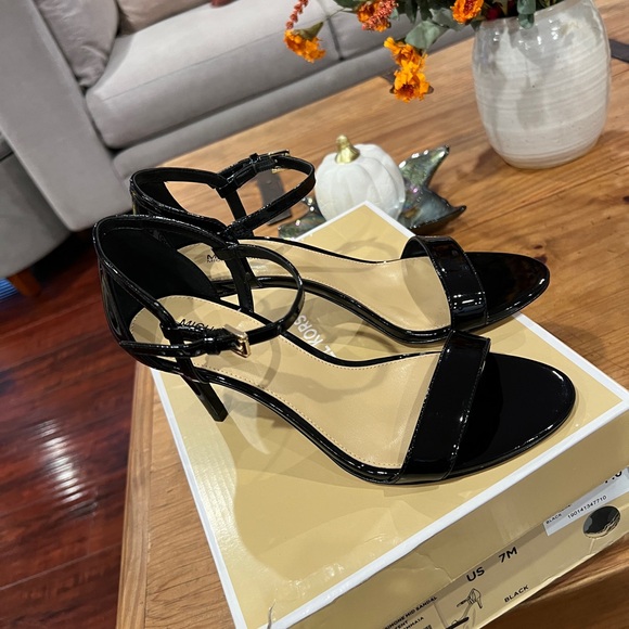 Michael Kors Simone Mid Sandal Patent Leather Pump Heel - Picture 5 of 13